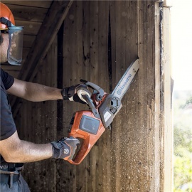 -Reduced cutting forces increase the working-life of the battery significantly for battery-powered chainsaws (Photo © www.husqvarna.com)